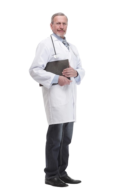 Dojrzały lekarz trzymający schowek i pozujący na białym tle na białym tle i patrzący na kamerę