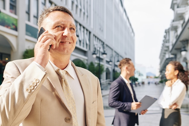 Dojrzały Przedsiębiorca Rozmawia Przez Telefon