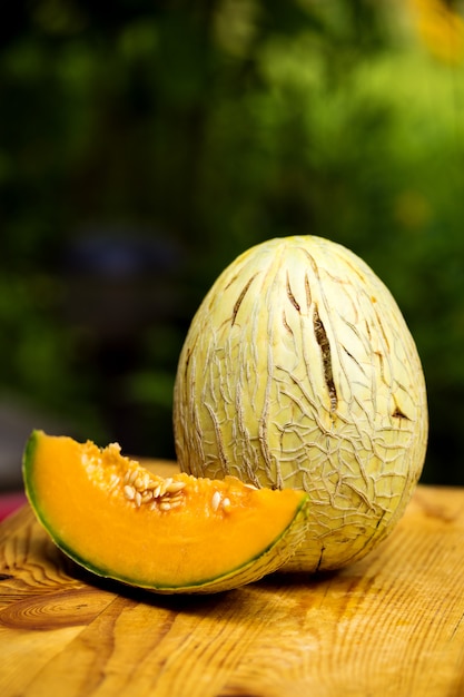 Zdjęcie dojrzały słodki pokrojony melon rodowy