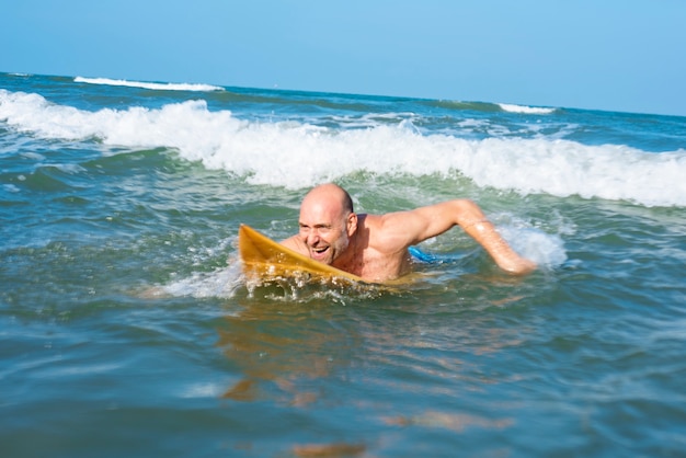 Dojrzały surfingowiec przygotowywający łapać fala