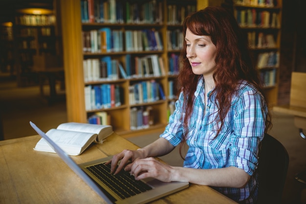 Dojrzały uczeń studiuje w bibliotece