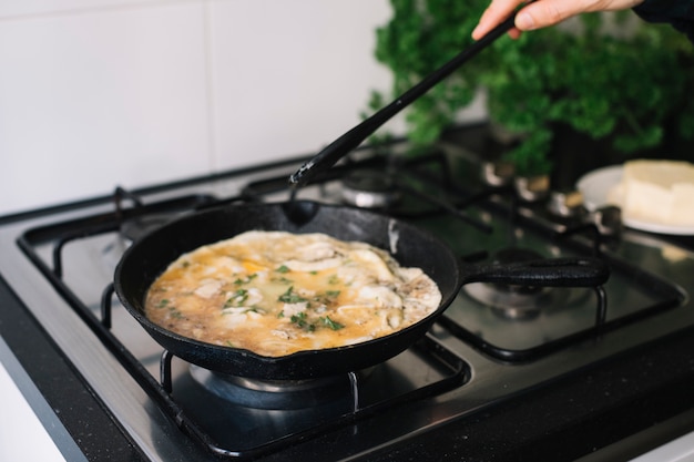 Zdjęcie dokonywanie omletu