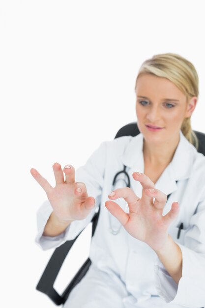 Zdjęcie doktor dotykając obiema rękami na coś
