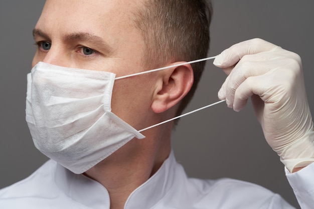 Doktor Man noszenie maski higienicznej, aby zapobiec infekcji.
