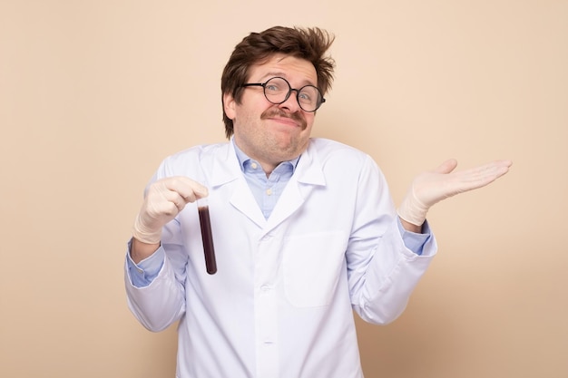 Doktor naukowy asystent naukowy w medycznym płaszczu trzymającym rurkę z płynem