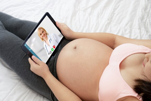 Doktor Telemedycyny Wideo Online Z Kobietą W Ciąży Do Opieki Prenatalnej