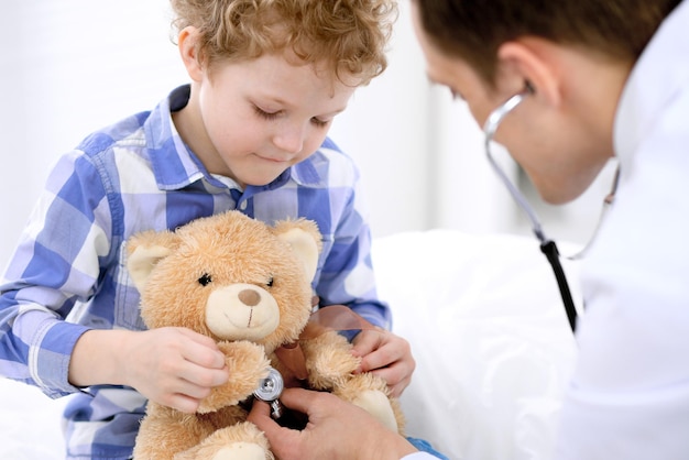 Doktorski egzamininujący dziecko pacjenta stetoskopem