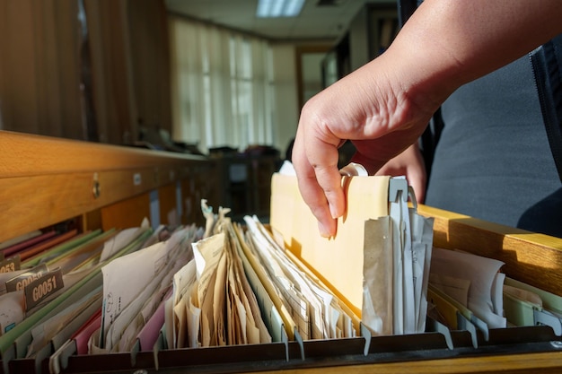 Dokumenty biurowe papier w teczkach umieszczonych w szafce na dokumentyx9