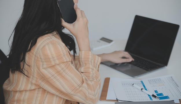 Dokumenty biznesowe Audytor bizneswoman sprawdzanie dokumentów prawnych sporządzanie dokumentów lub raportu do analizy Księgowy czasu pracy Dokumenty dane kontraktowe umowa partnerska w urzędzie pracy