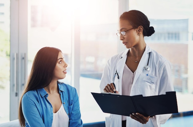Dokumenty szpitalne i lekarz z pacjentem do konsultacji medycznej i diagnozy w klinice Umówienie medyczne i osoba z kobietą z plikiem do wyników listy kontrolnej i ubezpieczenia na życie