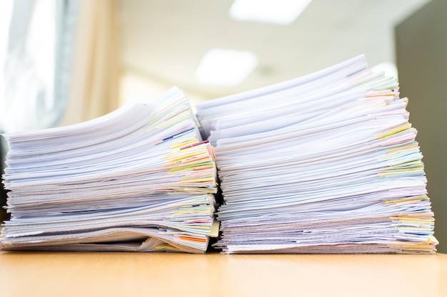 Dokumenty uzyskuje papierowe pliki do wyszukiwania informacji na biurku w domu w biurze