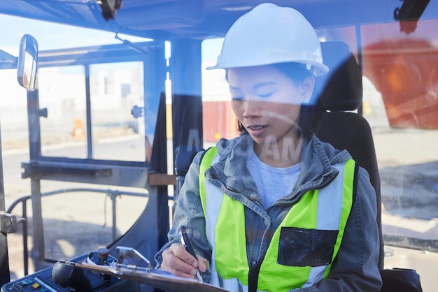 Dokumenty wysyłkowe i transport z ekspertem ds. logistyki kobietą pracującą w łańcuchu dostaw lub branży eksportowej Ładunek i zapasy towarowe z azjatyckim kurierem w pracy w magazynie lub na placu kontenerowym