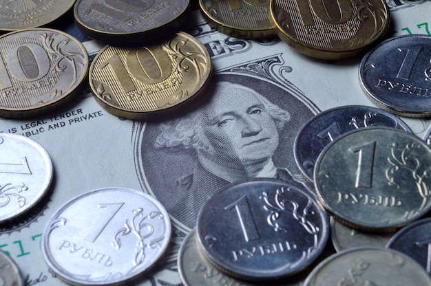 Dolar Amerykański, Na Którym Znajdują Się Rosyjskie Monety 1 Rubel I 10 Rubli Tłumaczenie Napisów Na Monetach Quot1 Rublequot Quot10 Rubliquot Zbliżenie