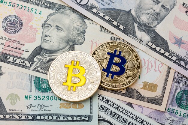 Dolar gotówki tło, banknot i złote monety bitcoin cruptycurrency niebieskie i żółte. Zdjęcie w wysokiej rozdzielczości.