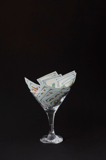 Dolar w Martini Glass Glass to pełne studolarowe banknoty