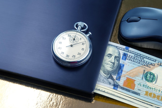 Dolarów zegarek na rękę w pobliżu laptopa z myszą Biznes online Czas pracy do pracy z laptopem