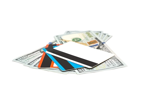 Dolarowe rachunki z kredytowymi kartami na bielu