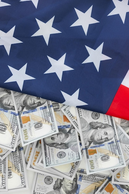 Dolary amerykańskie i flaga USAZbliżenie amerykańskiej flagi i dolara w gotówce na białym tle
