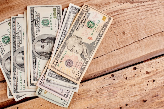 Dolary amerykańskie na drewnianym tła zakończeniu z kopii przestrzenią. Biznes i finanse.