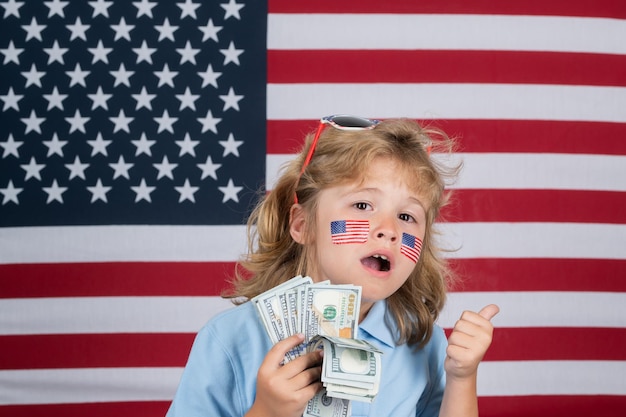 Dolary amerykańskie pieniądze banknoty koncepcja dziecko z oszczędzaniem pieniędzy dziecko z dniem pamięci amerykańskiej flagi