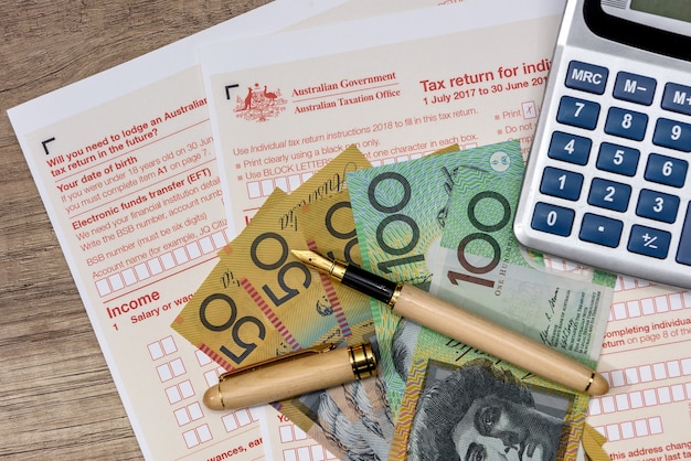 Dolary australijskie z kalkulatorem i formularzem podatkowym