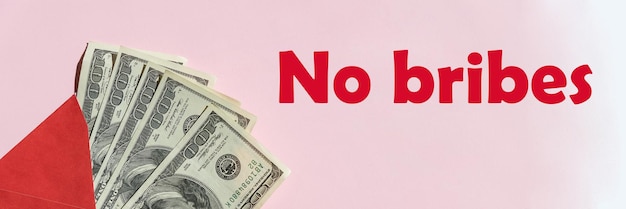 Zdjęcie dolary w kopercie na różowym tle zatrzymaj korupcję bez koncepcji łapówek dawanie pieniędzy lub łapówki za podpisanie umowy symbol ruchu antykorupcyjnego lobbującego wymuszenia i nepotyzm
