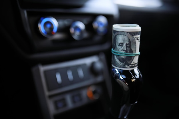 Dolary z kluczykiem samochodowym leżą w koncepcji finansowej samochodu