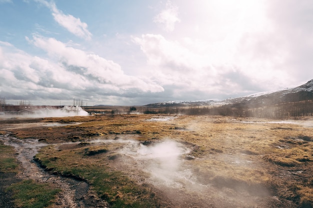 Dolina Gejzerów W Południowo-zachodniej Islandii, Słynna Atrakcja Turystyczna - Strefa Geotermalna Geysir