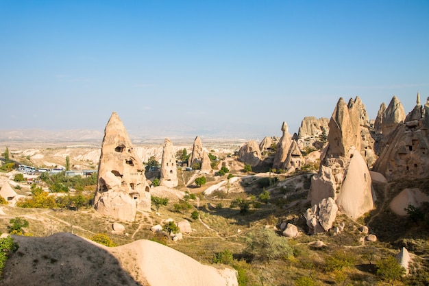 Dolina gołębi panoramiczny widok w pobliżu zamku Uchisar o wschodzie słońca, Kapadocja, Turcja