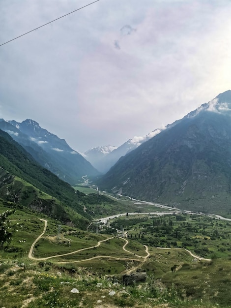 Dolina górska w wąwozie rzeki CherekBalkar w pobliżu Kaukazu Gymyhli