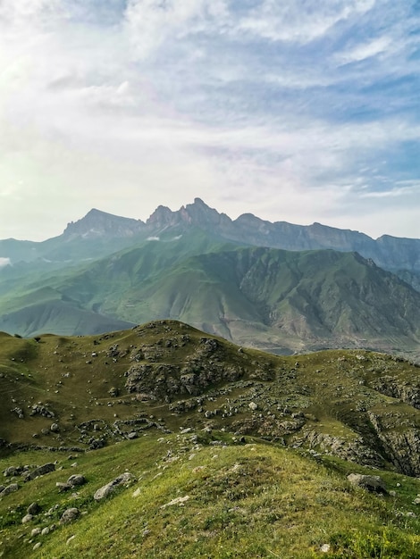 Dolina górska w wąwozie rzeki CherekBalkar w sąsiedztwie traktu Gymyhli Kaukaz 2021