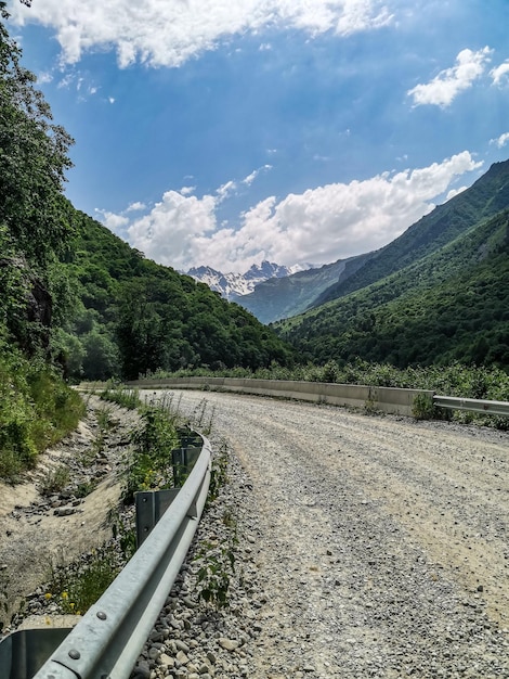 Dolina górska w wąwozie rzeki CherekBalkar w sąsiedztwie traktu Usztulu Kaukaz 2021