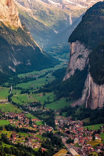 Dolina Lauterbrunnen w Alpach Szwajcarskich ze słynnym wodospadem