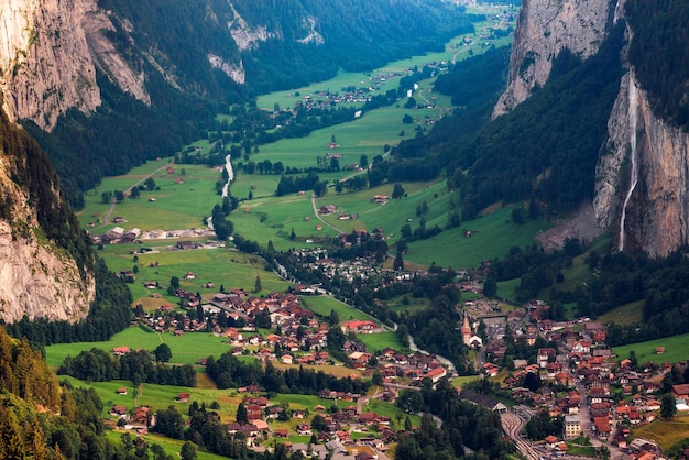 Dolina Lauterbrunnen w Alpach Szwajcarskich ze słynnym wodospadem