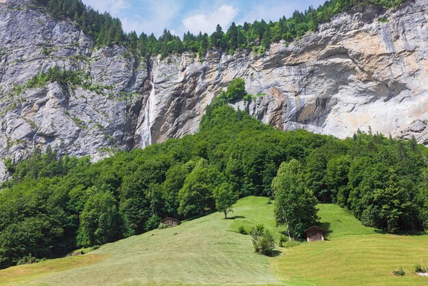 Zdjęcie dolina lauterbrunnen w alpach szwajcarskich