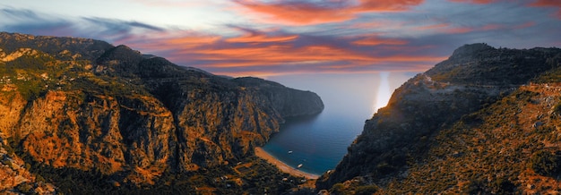 Dolina motyli Kelebekler Vadisi widok w mieście Fethiye w Turcji