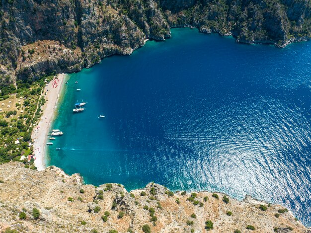 Dolina motyli (turcki: Kelebekler Vadisi) w Oludeniz. Piękny widok z powietrza na plażę za pomocą drona. Fethiye, Mugla, Turcja.