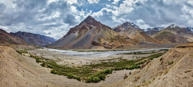 Dolina Spiti i rzeka w Himalajach