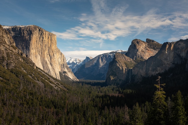 Zdjęcie dolina yosemite z epickiego tunelu zobacz na wawona road w kalifornii