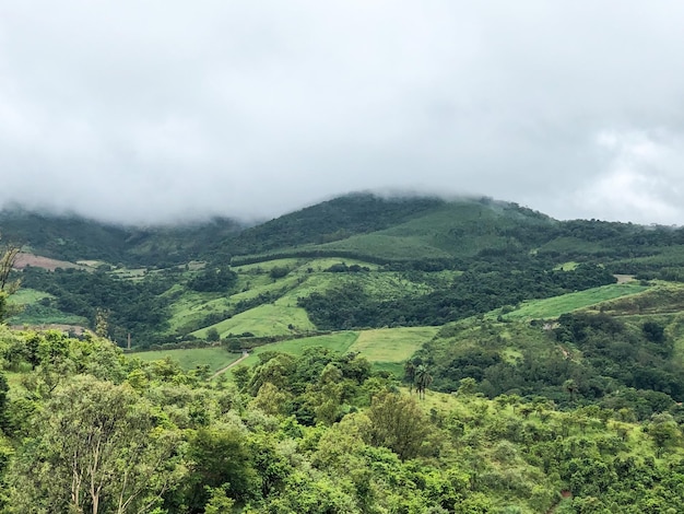 Dolina z widokiem z lotu ptaka w Monte Alegre do Sul w stanie Sao Paulo w Brazylii