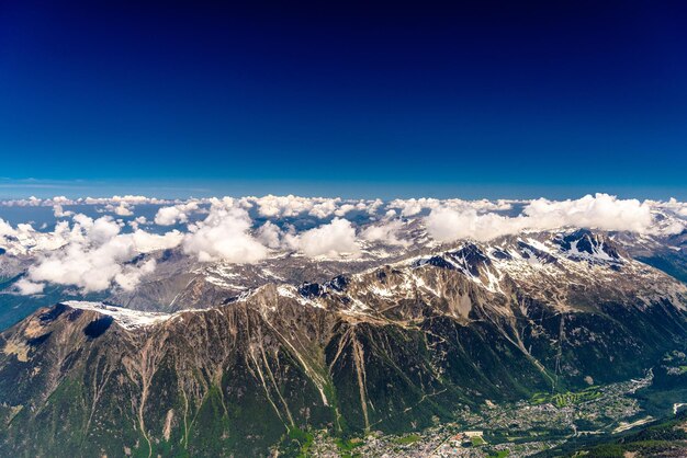 Dolina z wioskami między ośnieżonymi górami Chamonix Mont Blan