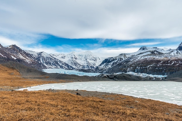 Doliny gór i wulkan wokół wejścia do jaskini lodowej, bardzo znany punkt orientacyjny w podróży po Islandii