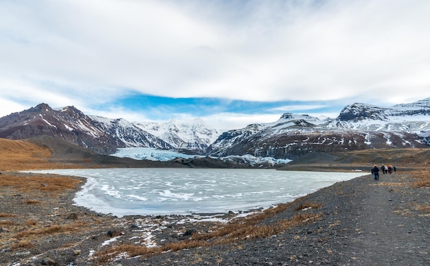 Doliny gór i wulkan wokół wejścia do jaskini lodowej, bardzo znany punkt orientacyjny w podróży po Islandii