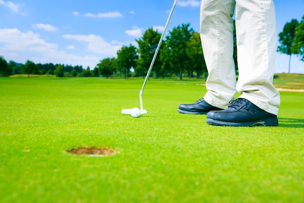 Dolna część człowieka grającego na polu golfowym