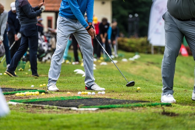 Dolna część człowieka grającego na polu golfowym