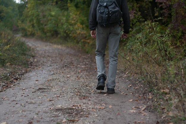 Dolna część człowieka idącego po drodze