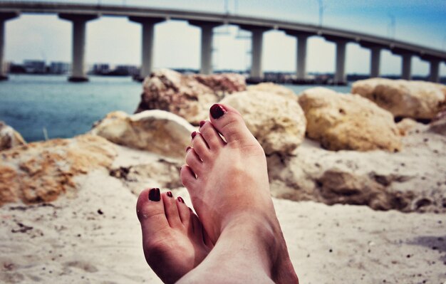 Zdjęcie dolna część kobiecych nóg na plaży