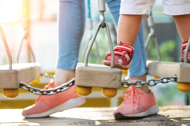 Zdjęcie dolna część matki i dziecka na placu zabaw