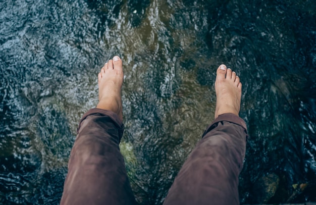 Zdjęcie dolna część nóg człowieka w wodzie