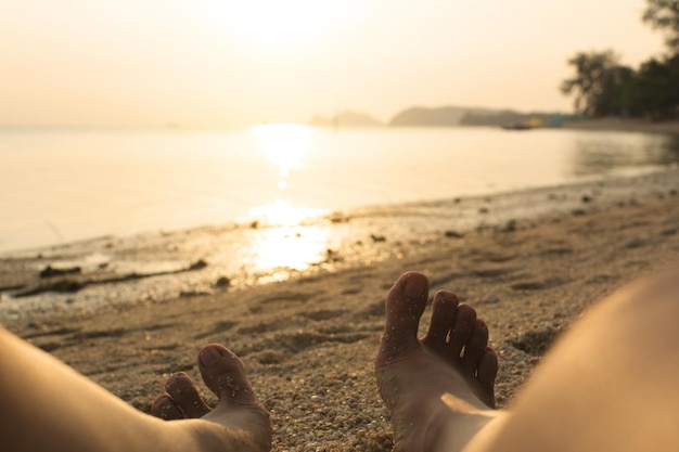 Dolna część osoby na plaży